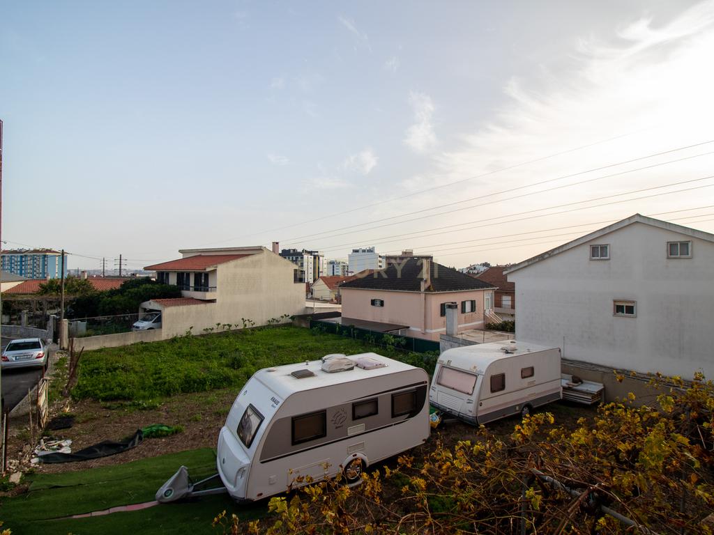 Andar de moradia de tipologia T3, localizado no Bairro dos Pedernais, Ramada em Odivelas, inserido em edifício de 3 pisos, existindo apenas 2 proprietários. - Image 55