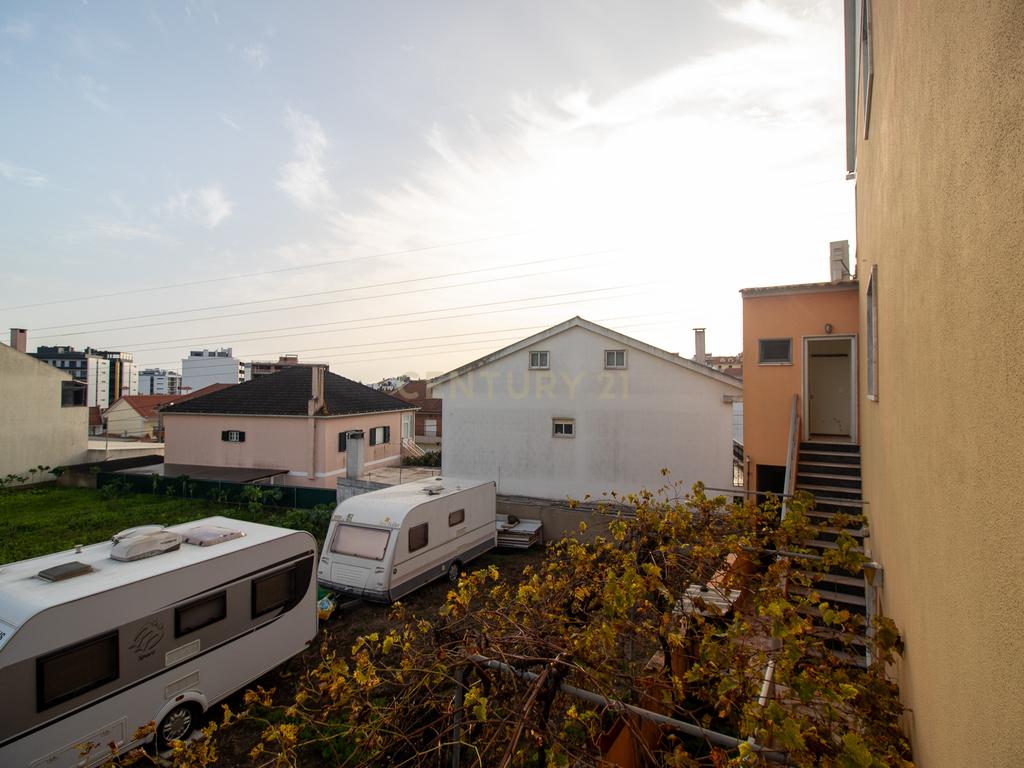 Andar de moradia de tipologia T3, localizado no Bairro dos Pedernais, Ramada em Odivelas, inserido em edifício de 3 pisos, existindo apenas 2 proprietários. - Image 68
