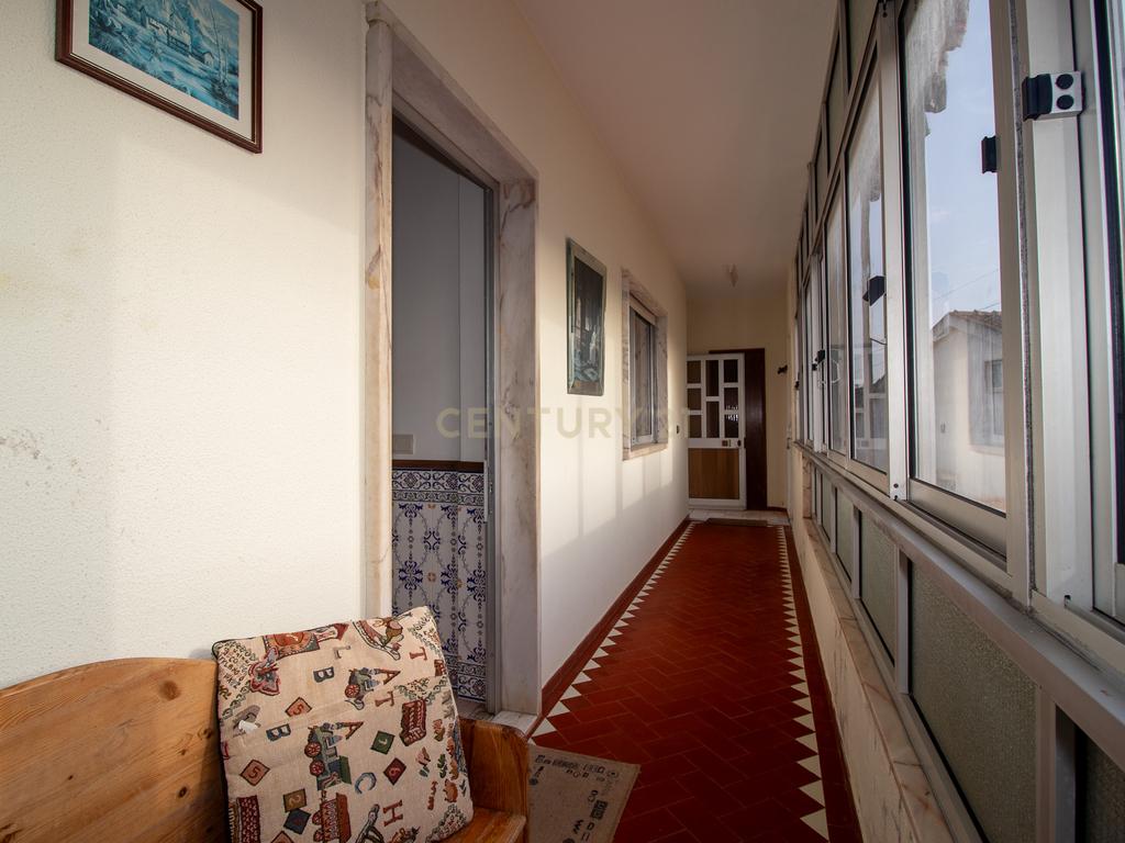 Andar de moradia de tipologia T3, localizado no Bairro dos Pedernais, Ramada em Odivelas, inserido em edifício de 3 pisos, existindo apenas 2 proprietários. - Image 57