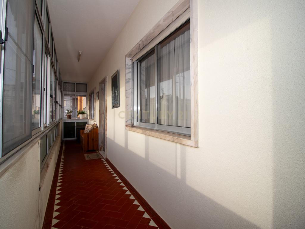 Andar de moradia de tipologia T3, localizado no Bairro dos Pedernais, Ramada em Odivelas, inserido em edifício de 3 pisos, existindo apenas 2 proprietários. - Image 59