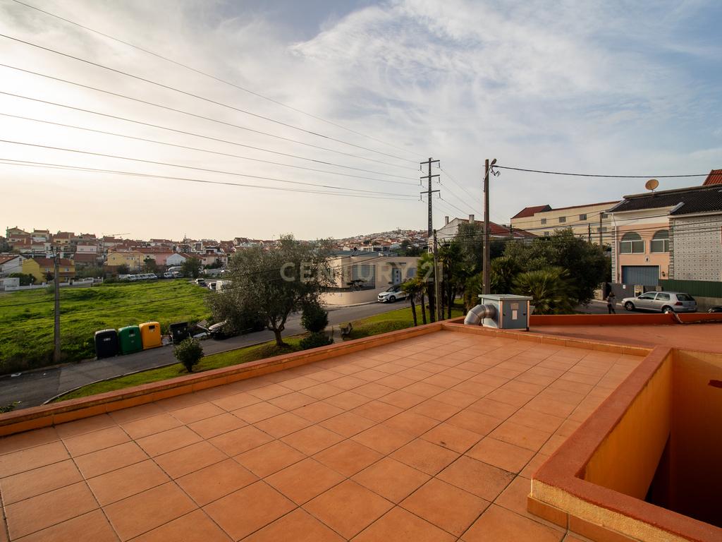 Andar de moradia de tipologia T3, localizado no Bairro dos Pedernais, Ramada em Odivelas, inserido em edifício de 3 pisos, existindo apenas 2 proprietários. - Image 63