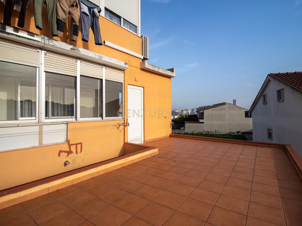 Andar de moradia de tipologia T3, localizado no Bairro dos Pedernais, Ramada em Odivelas, inserido em edifício de 3 pisos, existindo apenas 2 proprietários. - Image 62