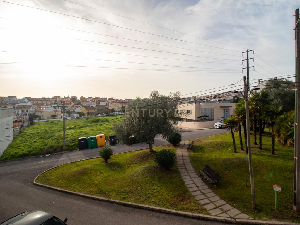 Andar de moradia de tipologia T3, localizado no Bairro dos Pedernais, Ramada em Odivelas, inserido em edifício de 3 pisos, existindo apenas 2 proprietários. - Image 61