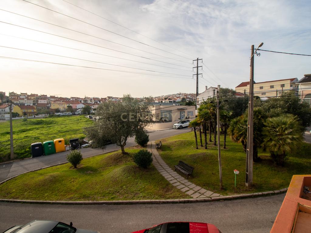 Andar de moradia de tipologia T3, localizado no Bairro dos Pedernais, Ramada em Odivelas, inserido em edifício de 3 pisos, existindo apenas 2 proprietários. - Image 58