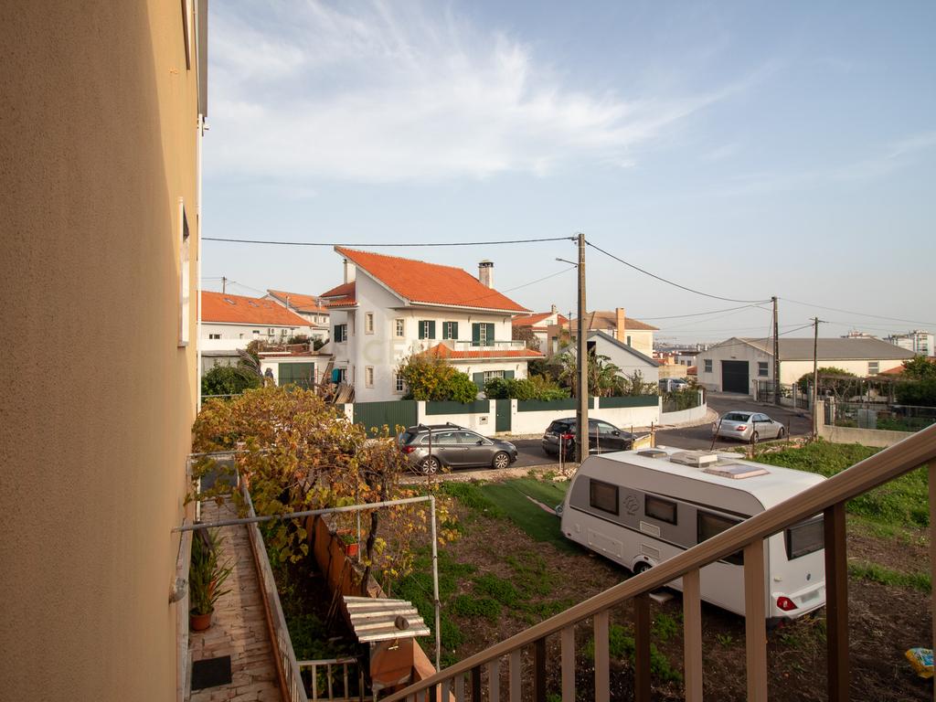 Andar de moradia de tipologia T3, localizado no Bairro dos Pedernais, Ramada em Odivelas, inserido em edifício de 3 pisos, existindo apenas 2 proprietários. - Image 60