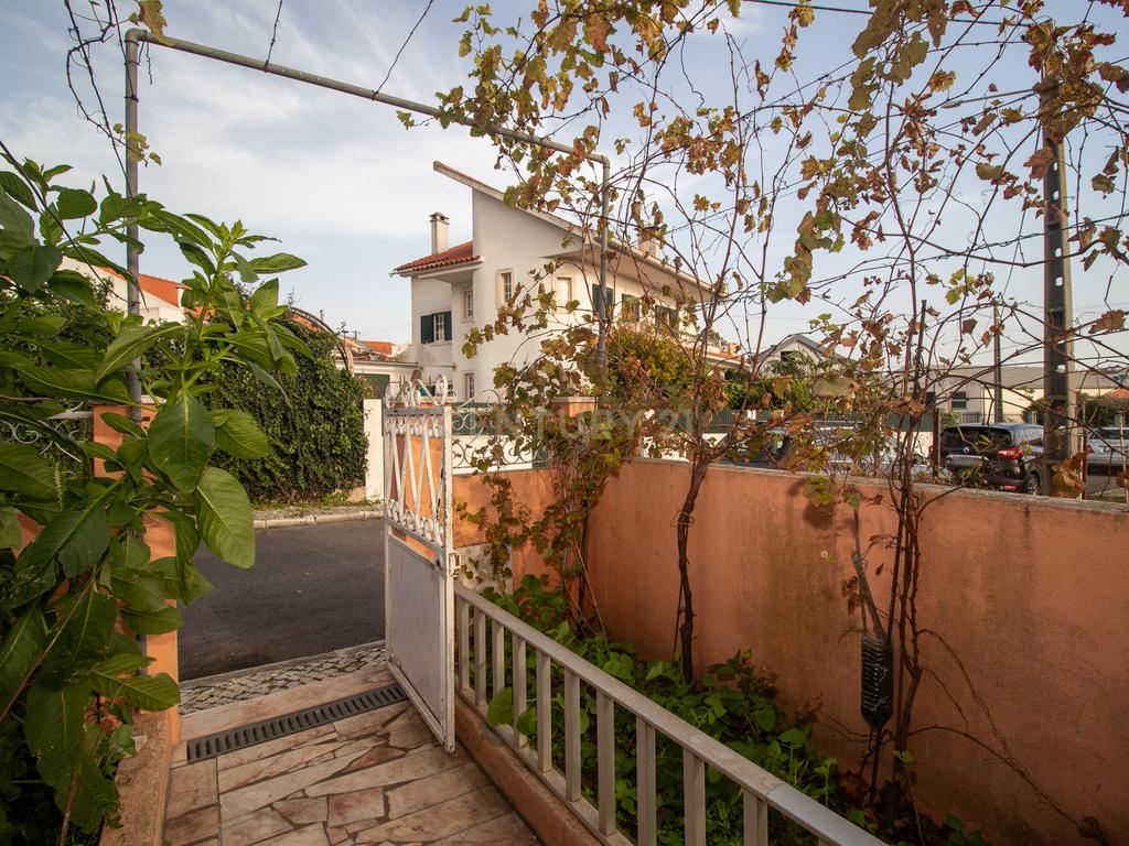 Andar de moradia de tipologia T3, localizado no Bairro dos Pedernais, Ramada em Odivelas, inserido em edifício de 3 pisos, existindo apenas 2 proprietários. - Image 72