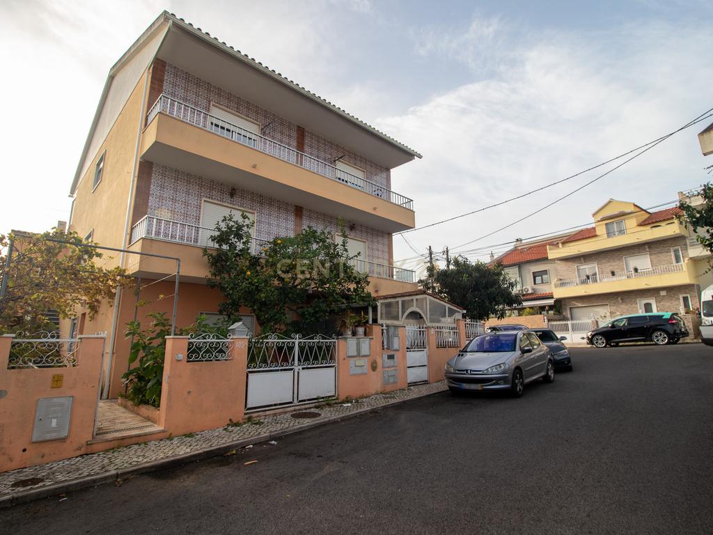 Andar de moradia de tipologia T3, localizado no Bairro dos Pedernais, Ramada em Odivelas, inserido em edifício de 3 pisos, existindo apenas 2 proprietários. - Image 64