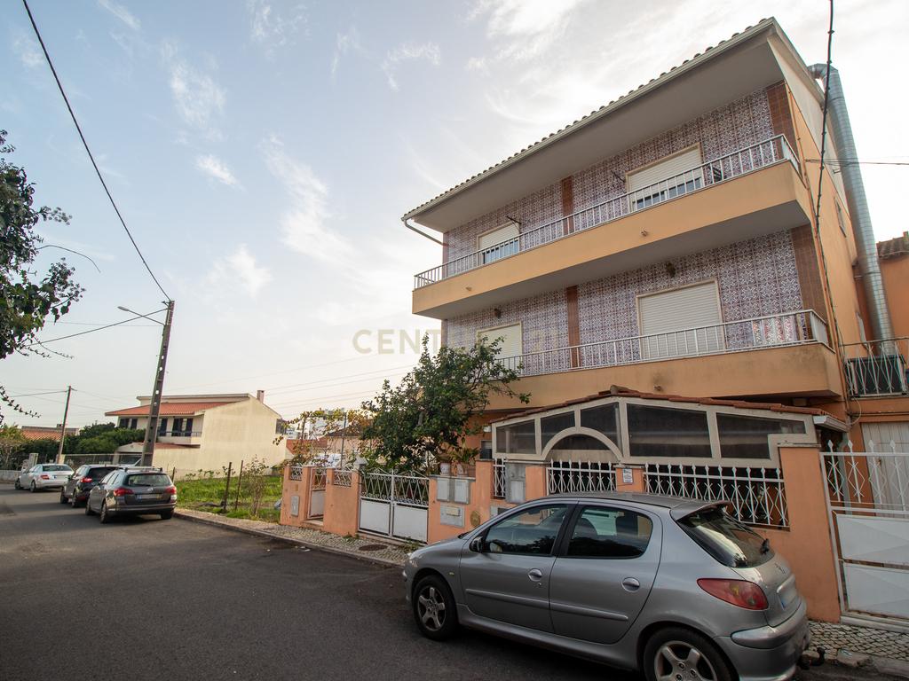 Andar de moradia de tipologia T3, localizado no Bairro dos Pedernais, Ramada em Odivelas, inserido em edifício de 3 pisos, existindo apenas 2 proprietários. - Image 67
