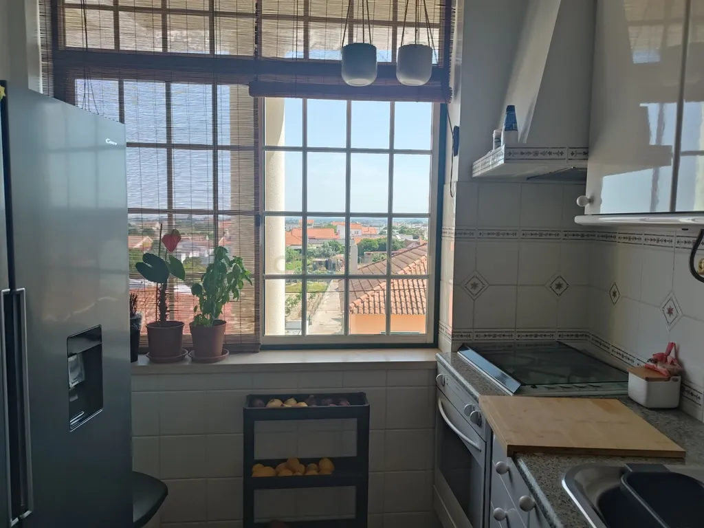 Apartamento T3 com 115 m² em Fazendas de Almeirim, concelho de Almeirim, distrito de Santarém. Apartamento localizado no 2. º andar de um edifício sem elevador. - Image 7
