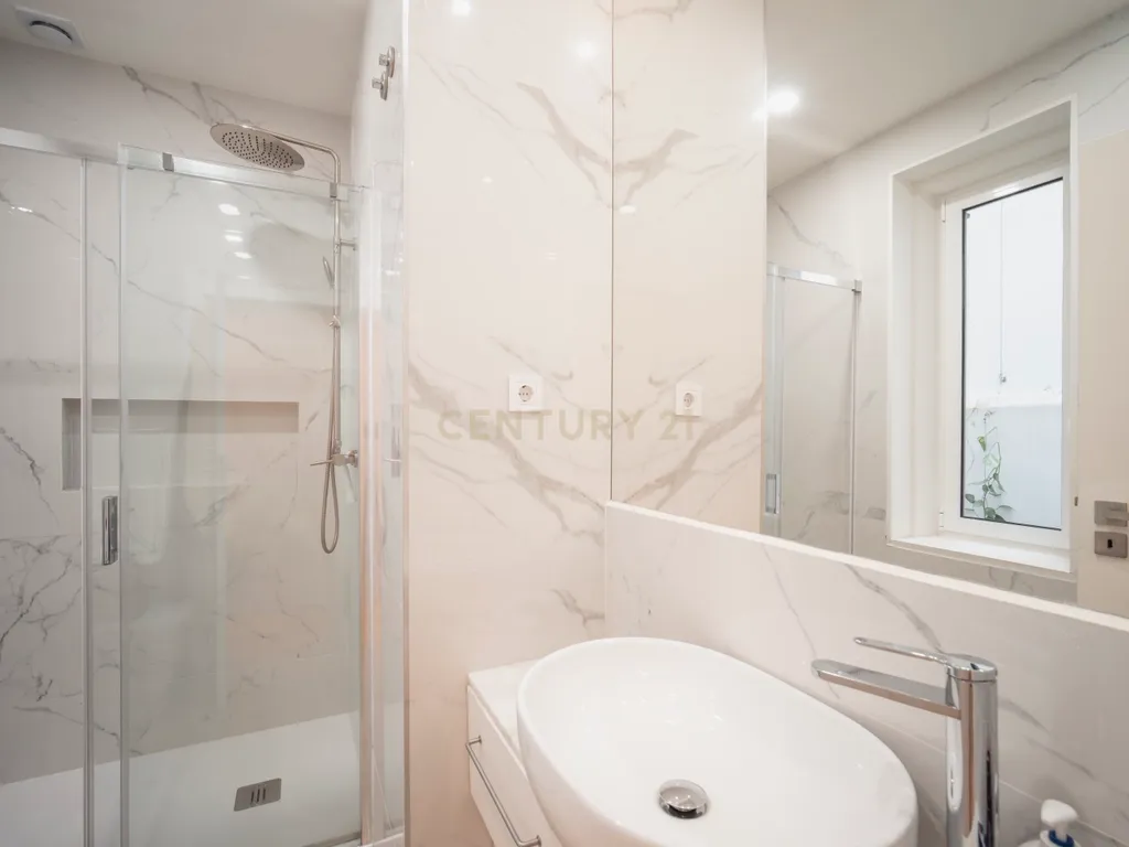 Apartamento Encantador com Jardim Privativo — Santo António, Lisboa - Image 16