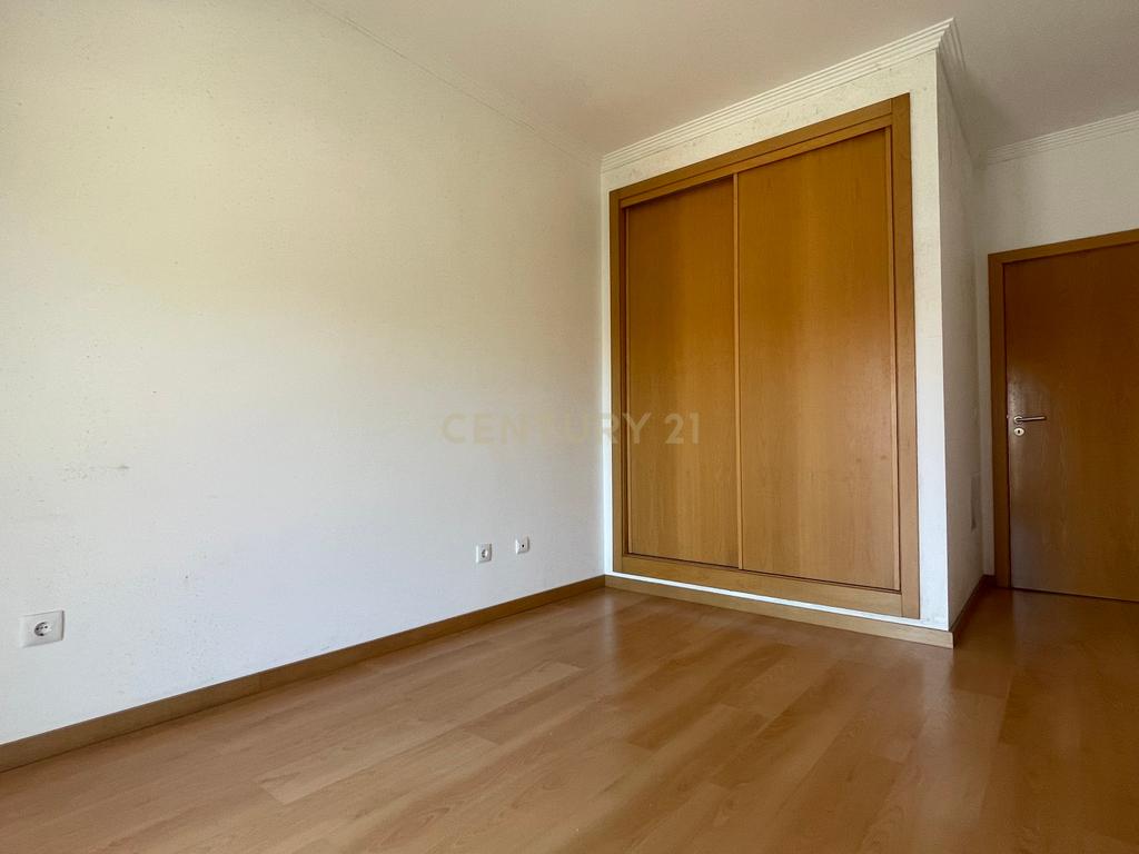 Apartamento T3, com Varanda, Arrecadação e 3 Lugares de estacionamento, no Pinhal Novo - Image 15