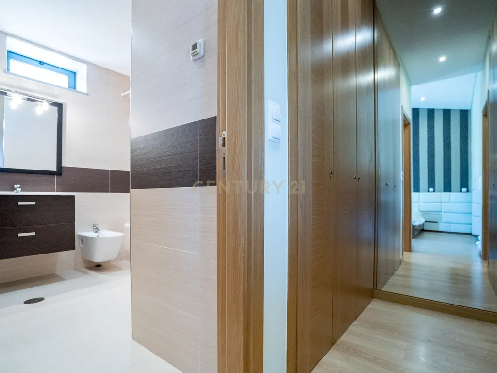 Moradia Contemporânea T4 em Santo António da Charneca - Barreiro - Image 45