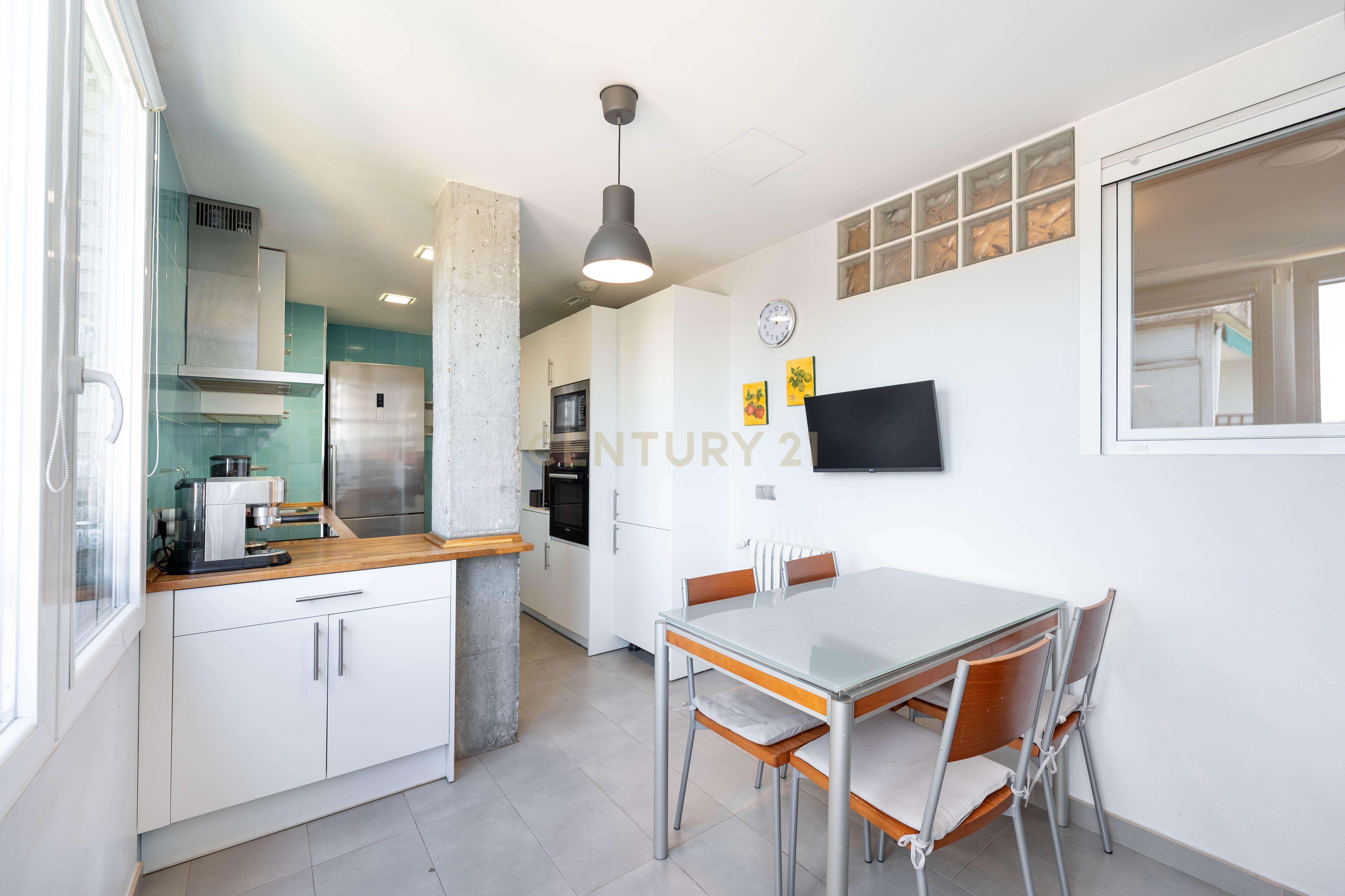 Vive numa urbanização com jardim e piscina. - Image 7