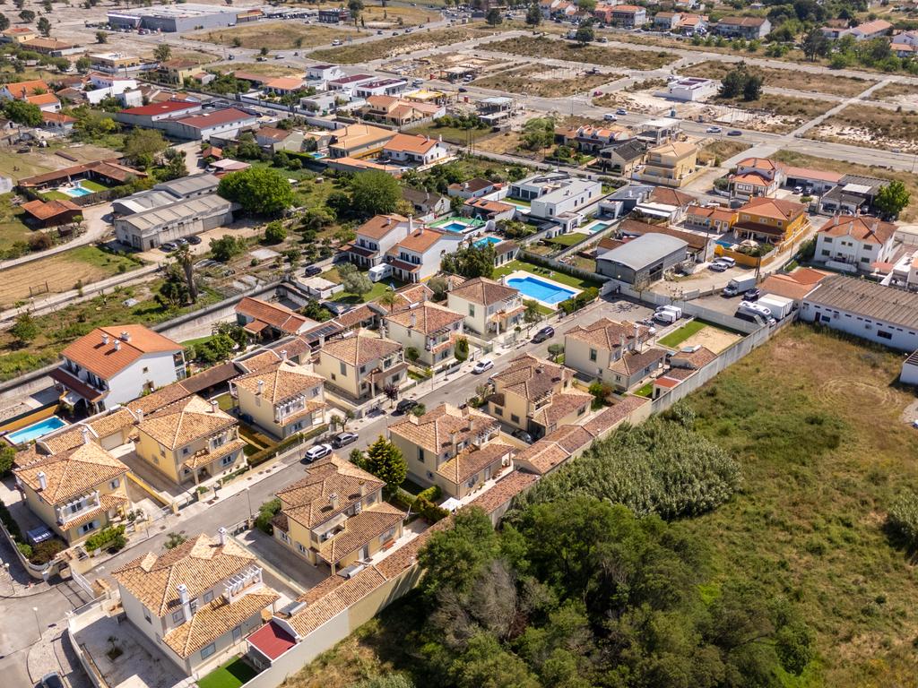 Moradia T4 em Azeitão com Jardim e Segurança 24h - Image 44