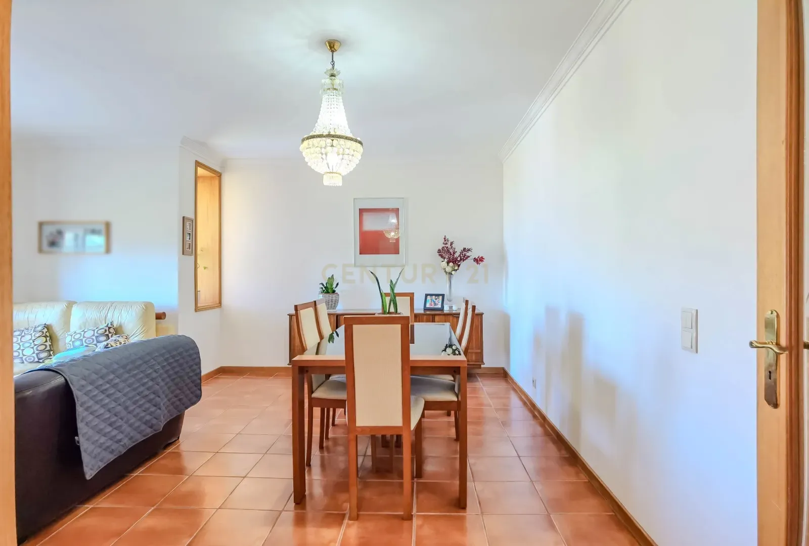 T3 Duplex com Varanda, Terraço e Garagem Box – Canidelo, a 5 min da Praia - Image 3