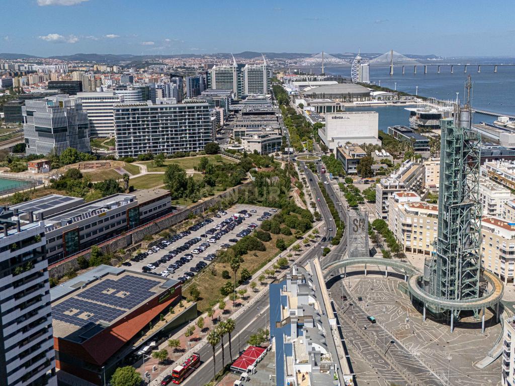 T1 no 11 andar: arrecadação e estacionamento no condomínio Distrikt, Parque das Nações - Image 53
