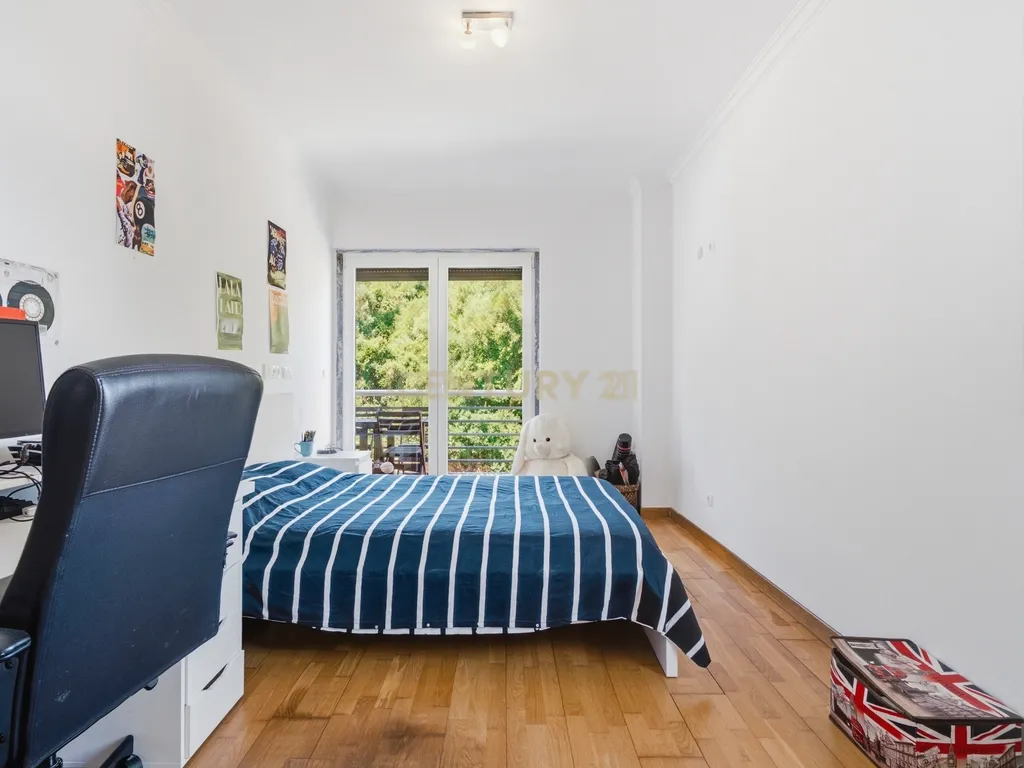 Elegante Apartamento T3 no Estoril com Box Fechada para 3 carros a poucos metros da praia - Image 21