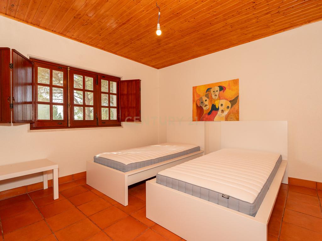 Fabulosa Quinta com lote de terreno de 22.381 m2, onde se encontra inserida uma moradia composta por dois pisos, com uma área bruta de 623 m2, uma área útil de 304 m2 e uma área bruta dependente de 319 m2, localizada em Santo Isidro de Pegões, na zona de Pegões, a pouca distância das belas praias de Setúbal. - Image 76