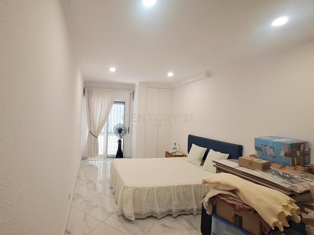Luminoso Apartamento T2 com Varanda a Sul e Piscina no Centro de Albufeira - Image 8