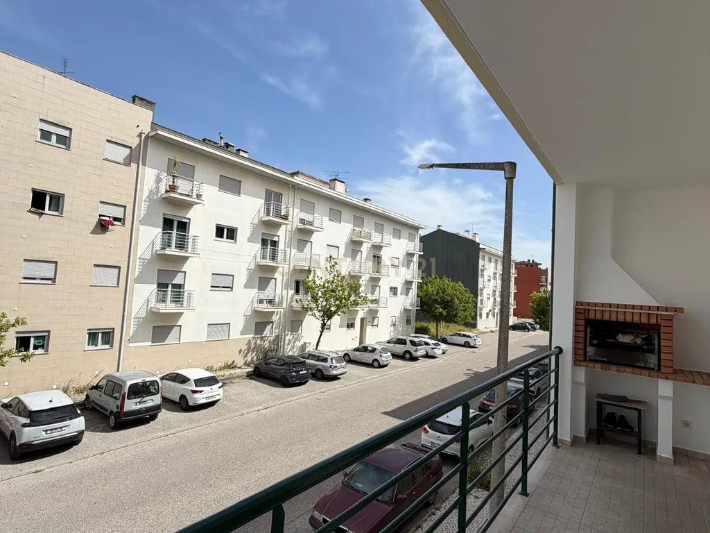 Apartamento T3 na Charneca, Pombal – Totalmente Mobilado e Pronto a Habitar - Image 1