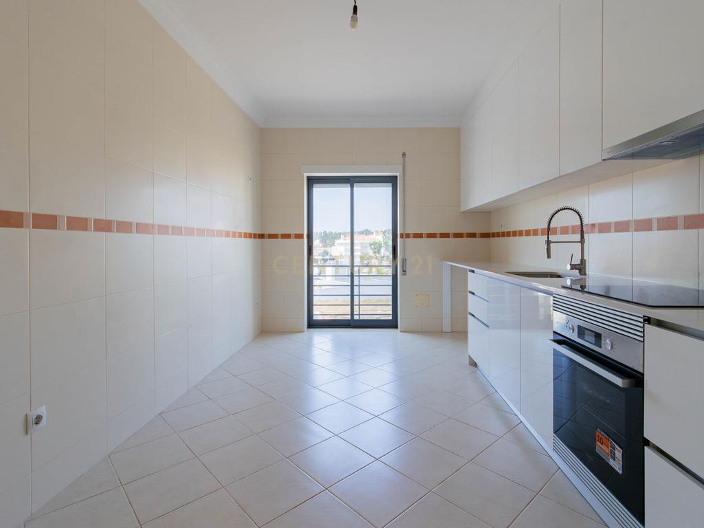 Excelente Apartamento T2 com 2 WC e Garagem - Image 7