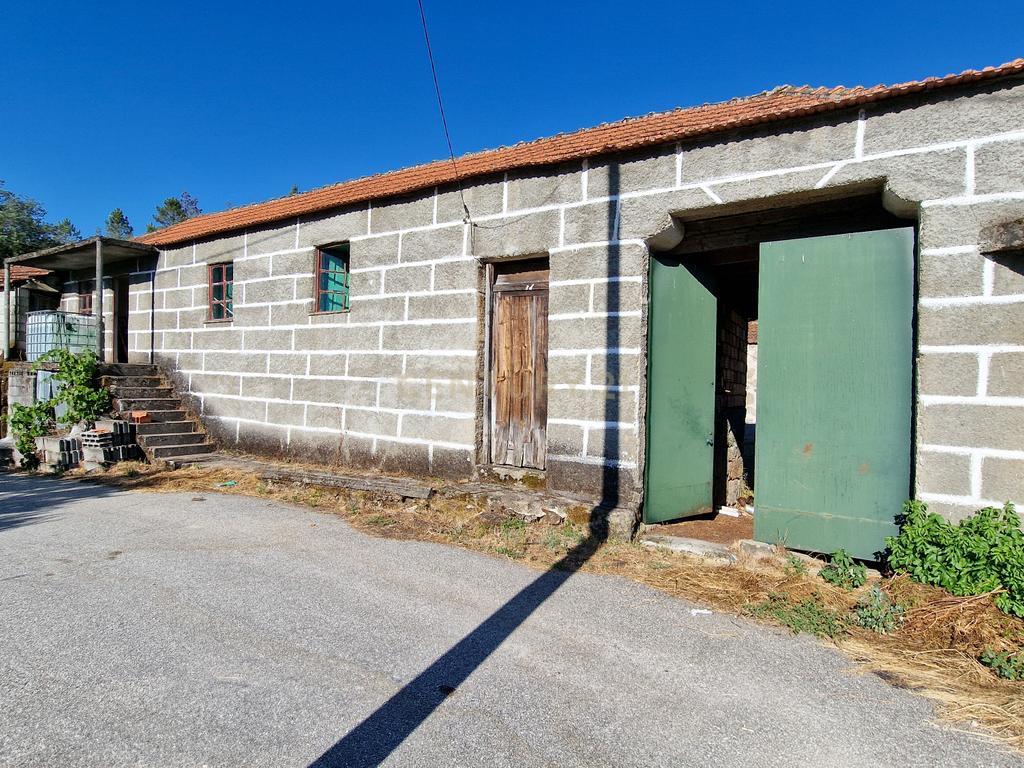 Quinta com Casa para Recuperação em Ferreira de Aves, Viseu - Image 2