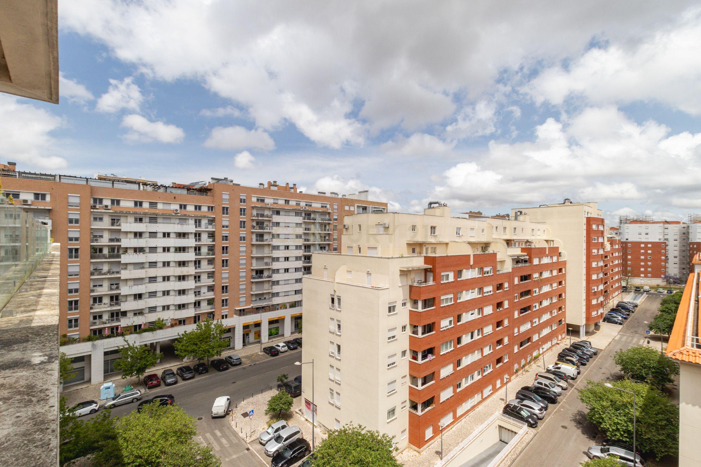 Apartamento T2 com Vista Panorâmica em Lisboa - Image 27