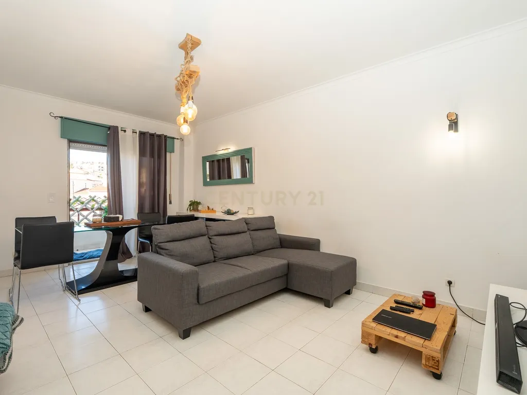 Apartamento de tipologia T2, com varanda, 1 wc e arrecadação, localizado em Agualva – Cacém, inserido em prédio de construção de 1996. - Image 6