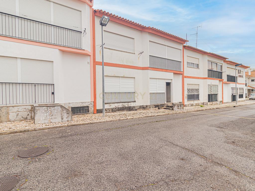 Moradia T5 com 220m2 no centro de Linda-a-Velha - Image 33