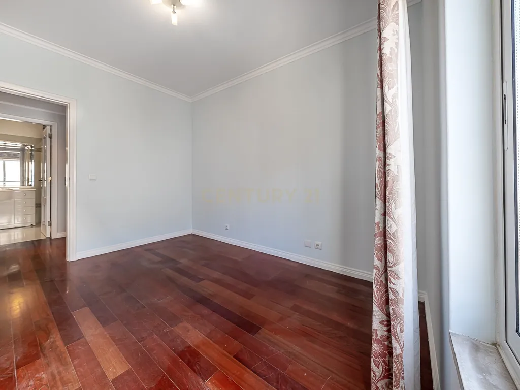 Espaçoso T4 em Lumiar, Lisboa - Oportunidade Única! - Image 17