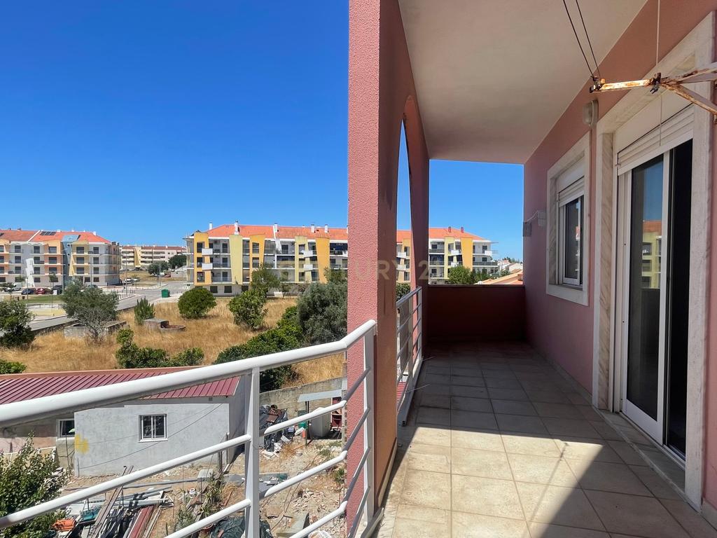 Apartamento T3, com Varanda, Arrecadação e 3 Lugares de estacionamento, no Pinhal Novo - Image 2