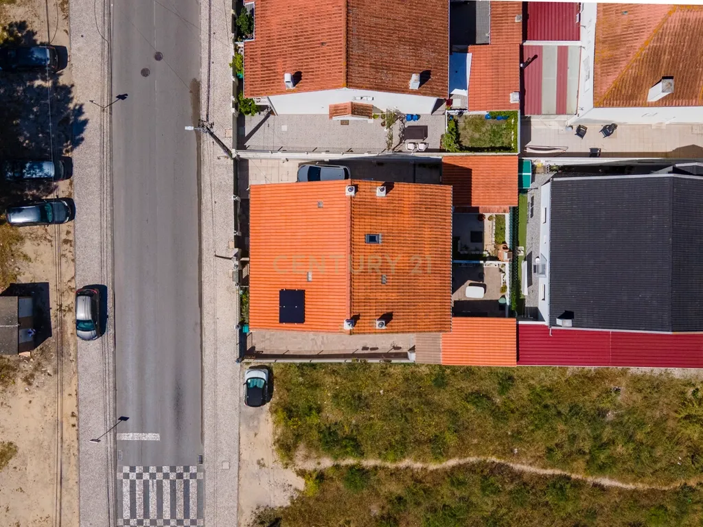 Moradia T2 Geminada com Aproveitamento de Sótão na Quinta do Conde - Image 5