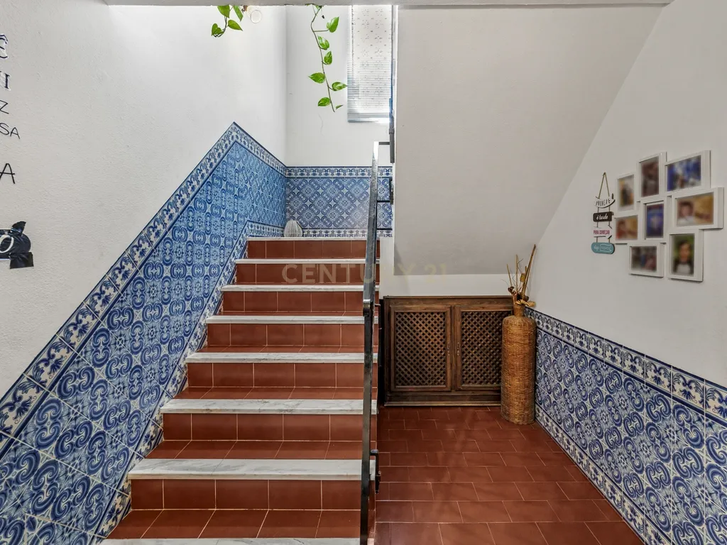 MORADIA T5 COM GARAGEM E PISCINA, 327 M² DE TERRENO PARA USUFRUIR - Image 32