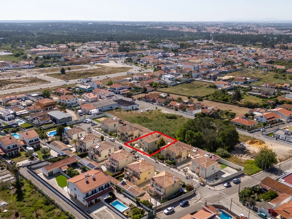 Moradia T4 em Azeitão com Jardim e Segurança 24h - Image 43