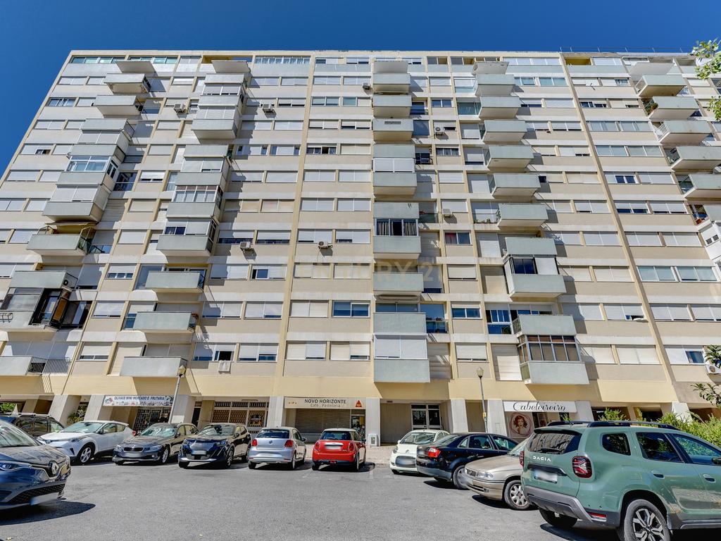 T4 com Vista de Rio nos Olivais – Uma Oportunidade para Remodelar a Seu Gosto! - Image 22