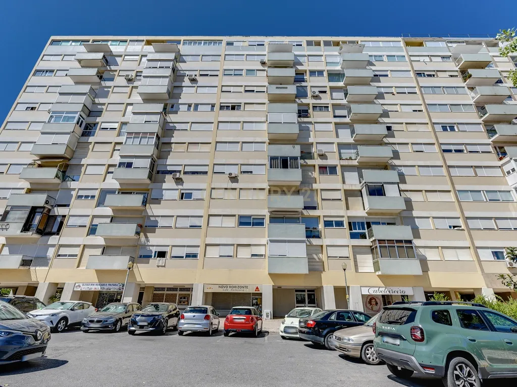 T4 com Vista de Rio nos Olivais – Uma Oportunidade para Remodelar a Seu Gosto! - Image 22