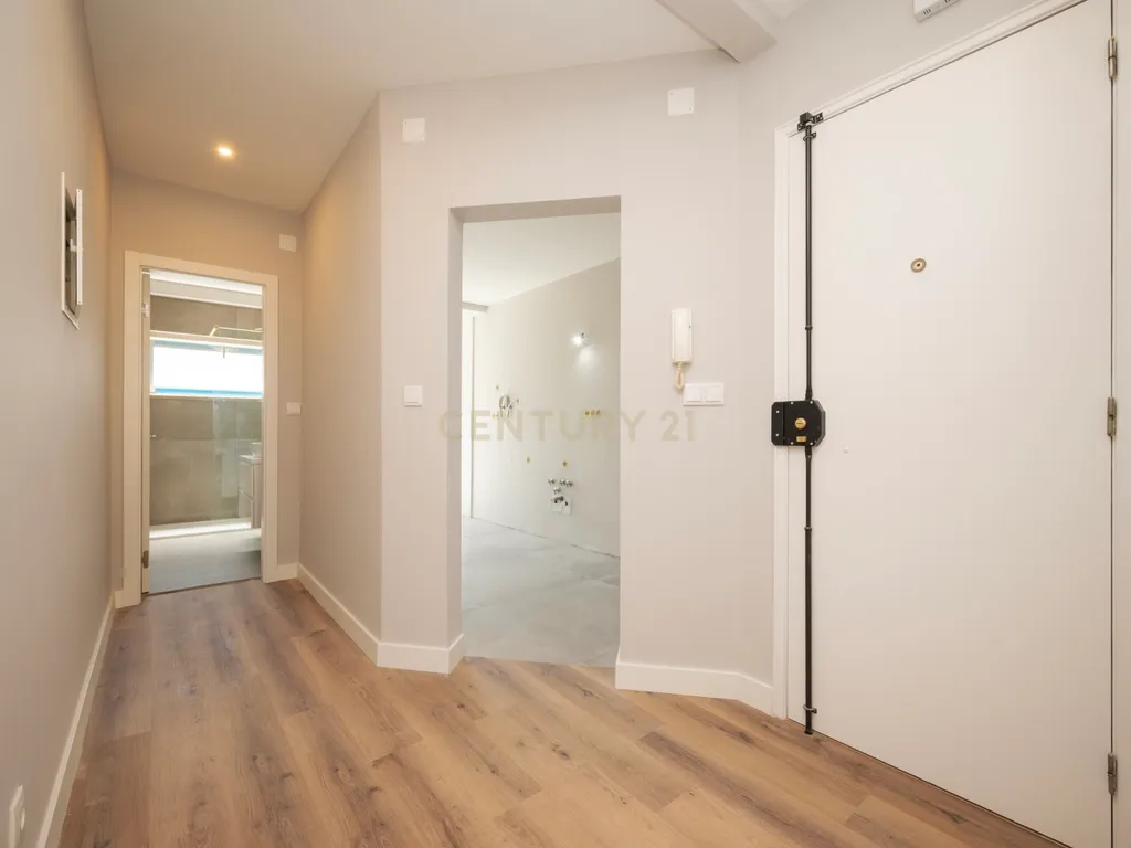 Apartamento T2 Totalmente Renovado em Queluz – Pronto a Habitar! - Image 3