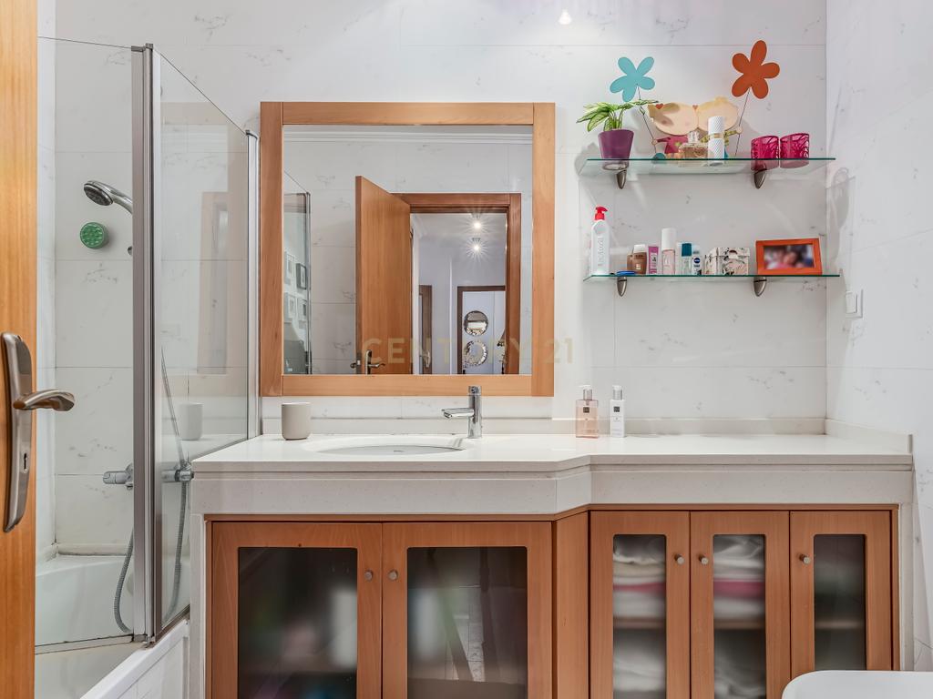Apartamento T4 em Alfragide com Vista e Excelentes Acabamentos - Image 24