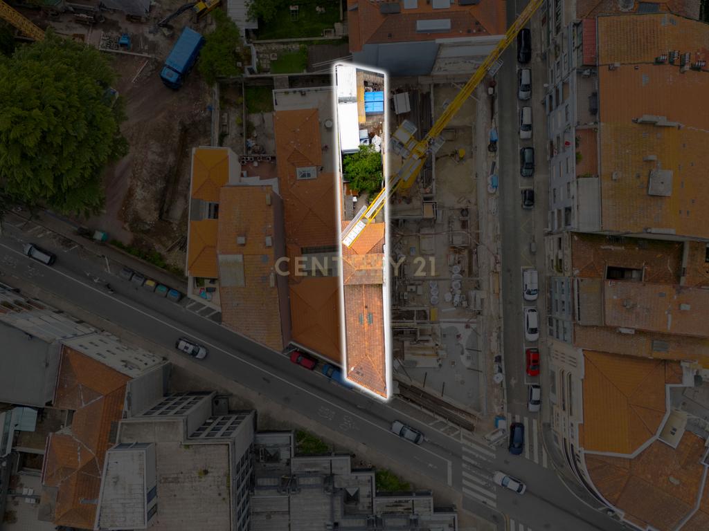 Prédio no centro do Porto com potencial construtivo. - Image 4