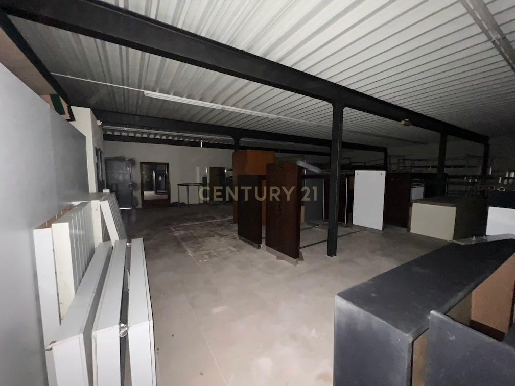 Pavilhão com grande potencial industrial/comercial junto à estrada principal em Albergaria – Juncal - Image 10