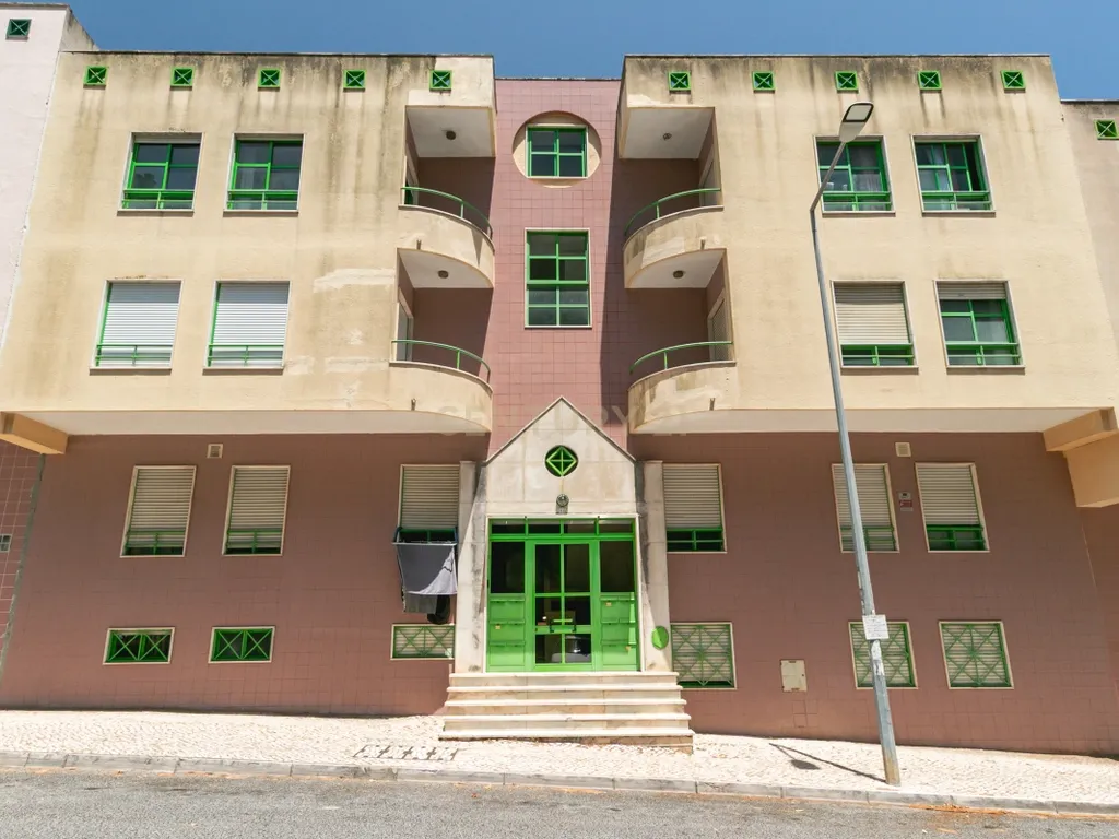 Apartamento T3 com boas áreas, varandas e arrecadação – Rinchoa, Rio de Mouro - Image 32