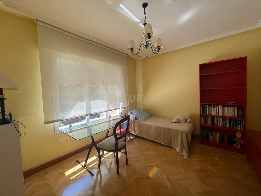 Luxuosa Moradia Renovada em Madrid com Vista para a Cidade - Image 29