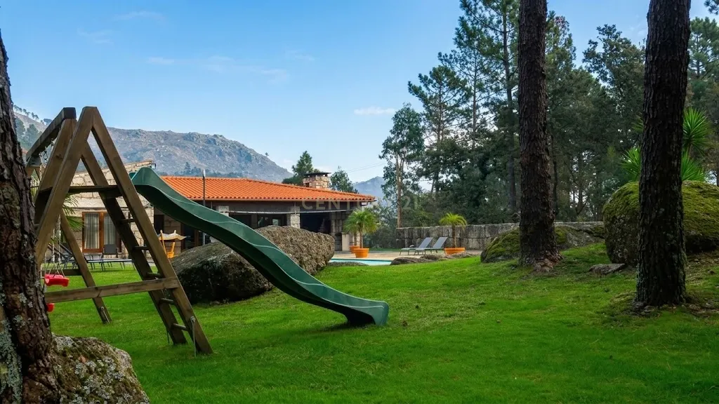 Magnífica Moradia Térrea em Pedra com Piscina e campo futebol no Gerês - Image 31