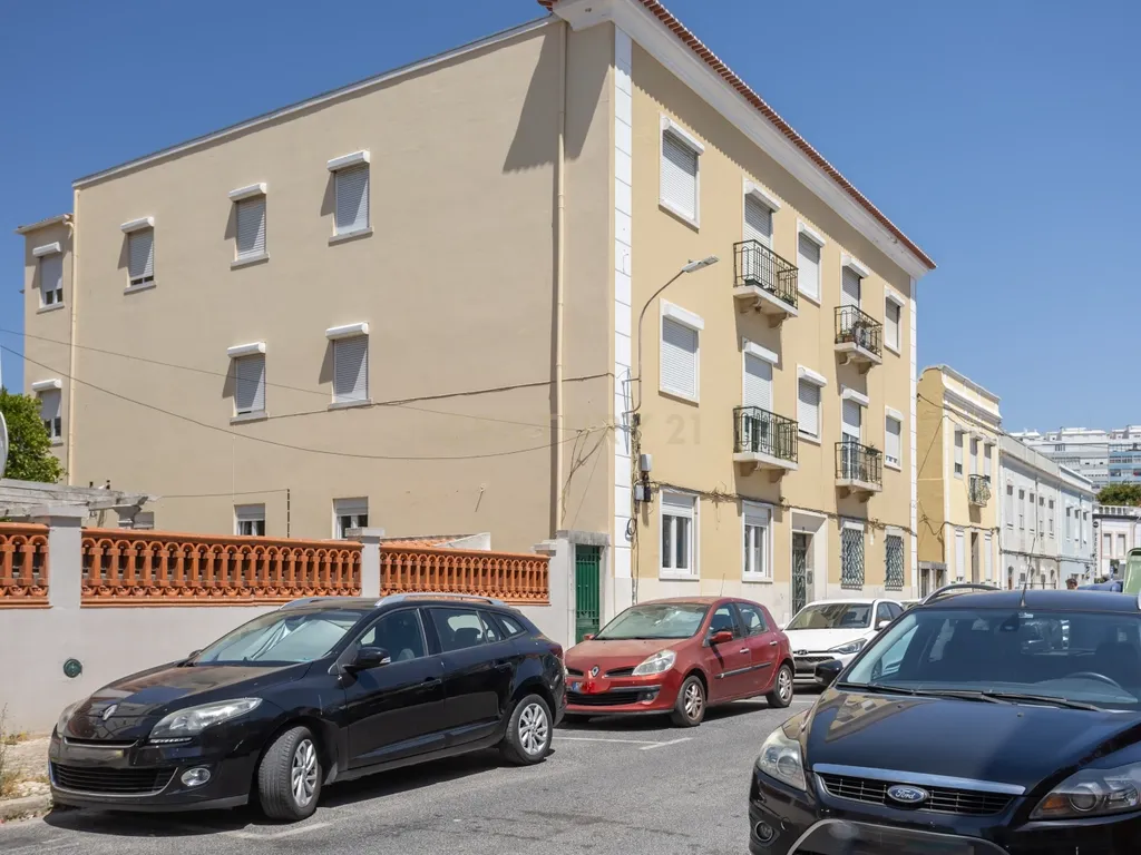 Elegância e História: T4 Remodelado com Grande Logradouro Privativo no Bairro Salgado - Image 3