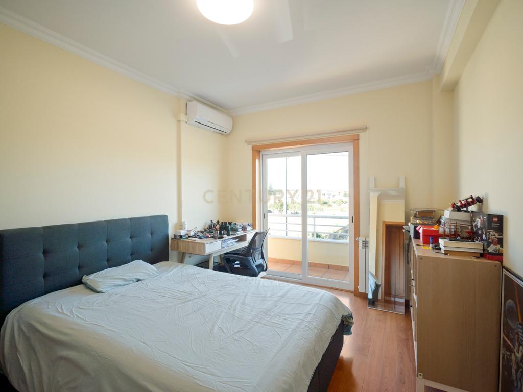 Moradia T3+1 | Mobilada | Condomínio Privado com Piscina e Parque Infantil - Albarraque - Image 20