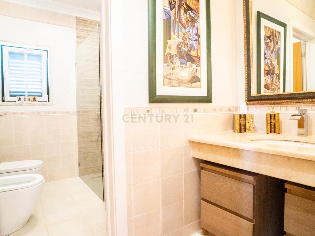 🏡 Moradia T5 como nova na Encarnação – Tranquilidade e vista desafogada! - Image 29