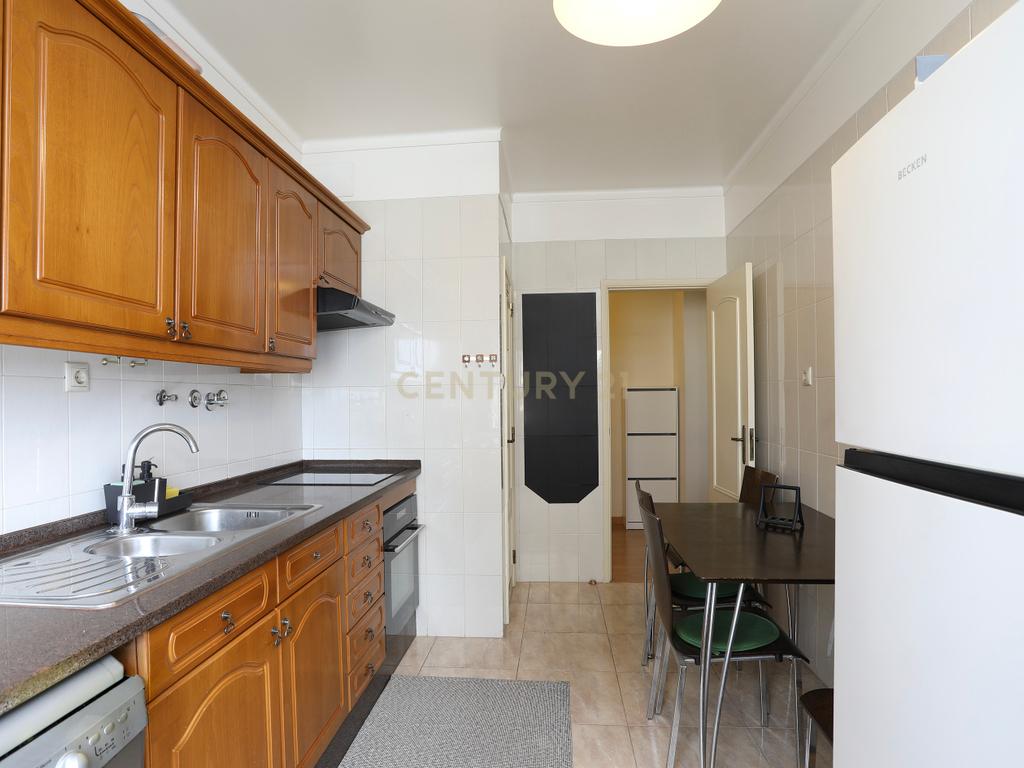Apartamento T2 para Arrendamento com Garagem e Varanda- Arroja, Odivelas - Image 1