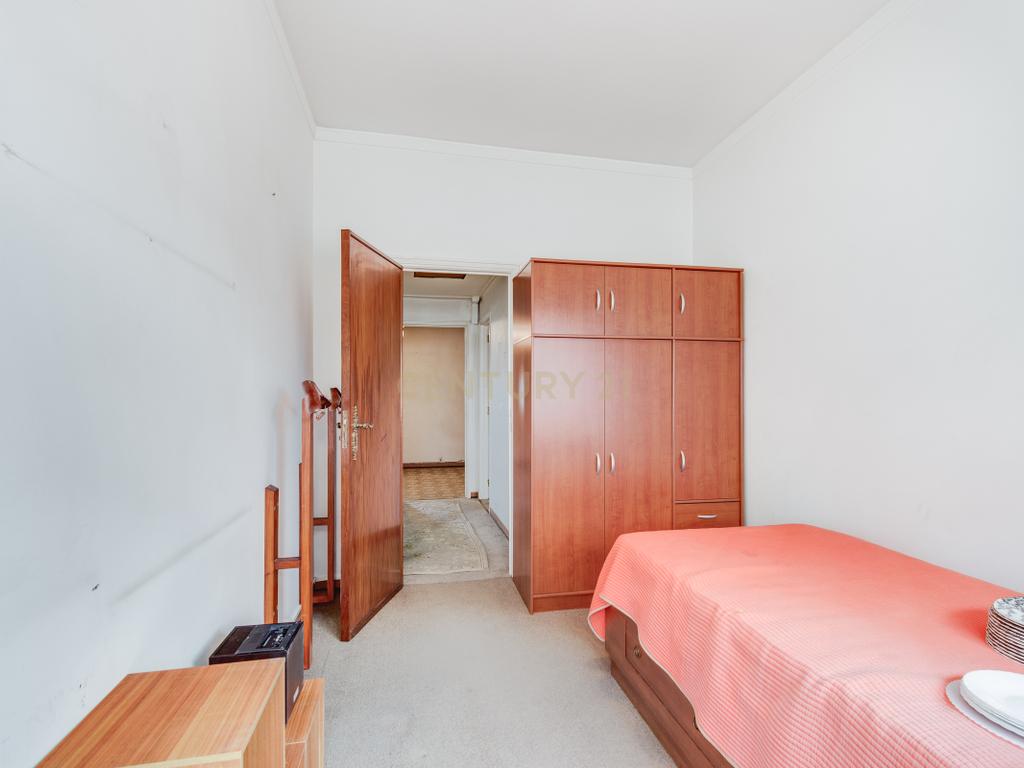 Apartamento T4 com Boas Áreas - Prt Av. Cidade Lourenço Marques - Olivais - Image 3