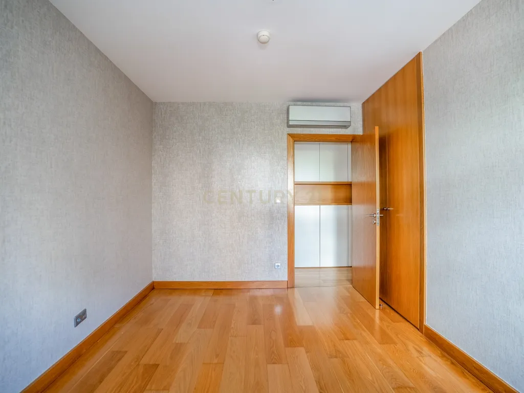 Apartamento T4 Premium com Terraço na Avenida da Independência - Image 35