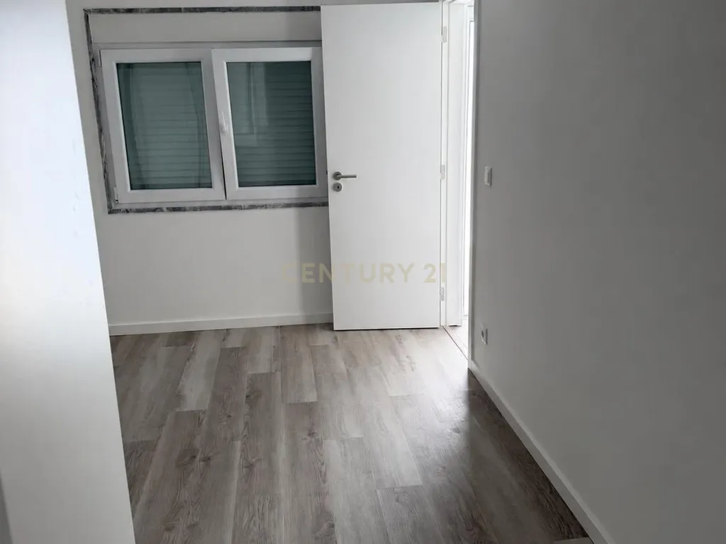 Moradia T2 totalmente remodelada com suíte e churrasqueira no Barreiro - Image 12